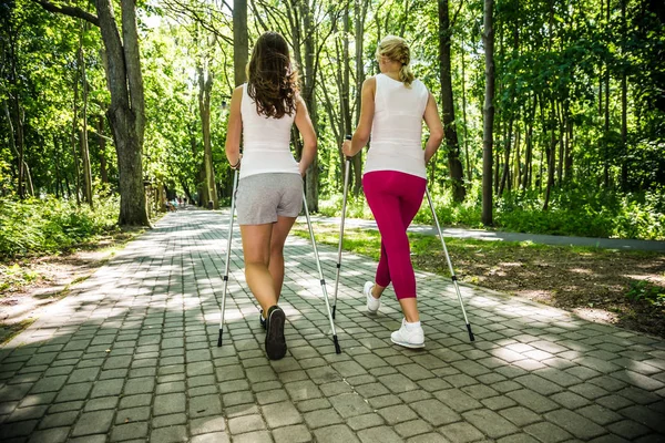 Nordic Walking Активные Люди Тренирующиеся Парке — стоковое фото