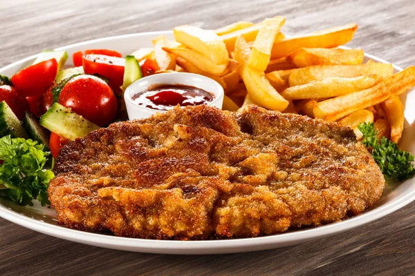 Gebratenes Schweinekotelett Pommes Frites Und Gemüsesalat — Stockfoto