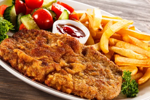 Gebakken Pork Chop Franse Frietjes Groenten Salade — Stockfoto