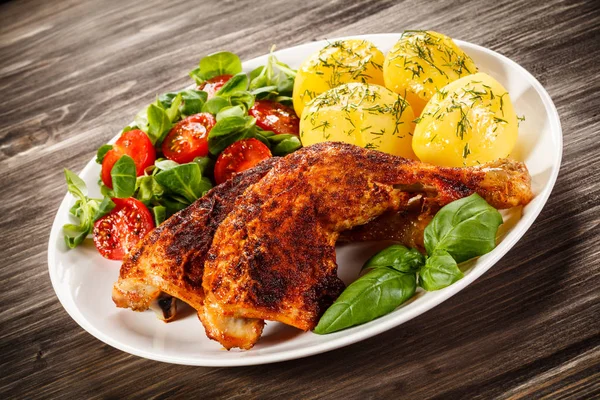 Gambe Pollo Arrosto Con Patate Verdure Bollite — Foto Stock