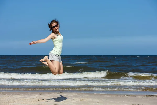 Tienermeisje Springen Draaien Strand — Stockfoto