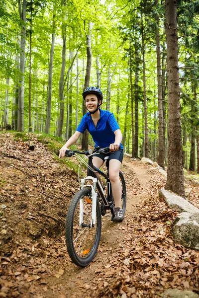 Zdrowy Styl Życia Nastoletnie Dziewczyny Jazda Rowerze — Zdjęcie stockowe