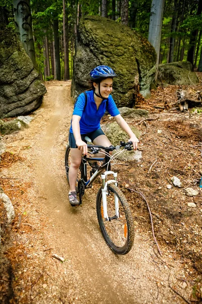 Zdrowy Styl Życia Nastoletnie Dziewczyny Jazda Rowerze — Zdjęcie stockowe