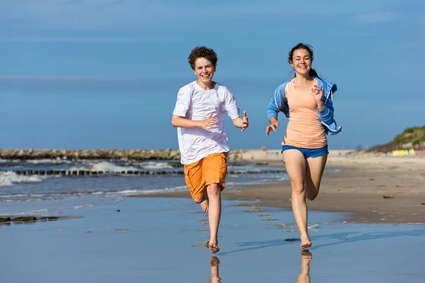 Tiener Meisje Jongen Lopen Springen Strand — Stockfoto