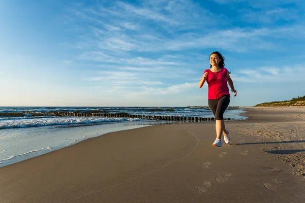 Adolescente Menina Correndo Pulando Praia — Fotografia de Stock