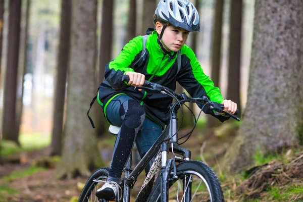 男孩骑自行车在森林里 — 图库照片