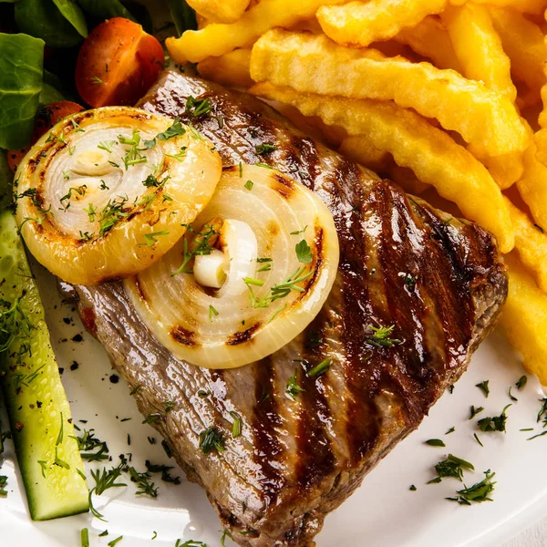 Bife Grelhado Batatas Fritas Legumes — Fotografia de Stock