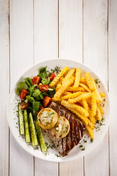 Grilovaný Steak Hranolky Zelenina — Stock fotografie