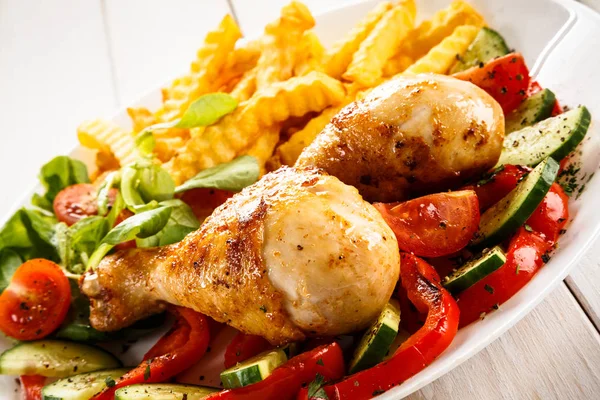 Gegrillte Hähnchen Drumsticks Mit Pommes Und Gemüse — Stockfoto