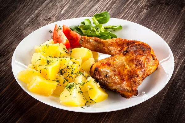 Gebratene Hühnerkeulen Mit Gekochten Kartoffeln Und Gemüse — Stockfoto