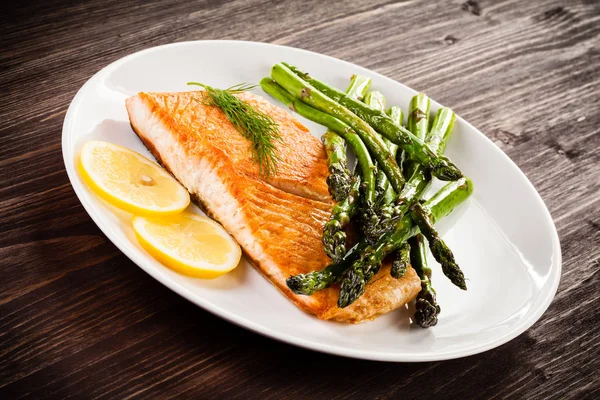 Grilled Salmon Asparagus Wooden Table — Stock Photo, Image