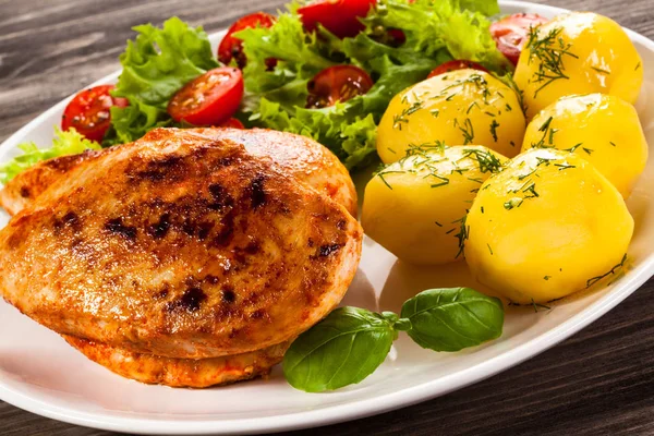 Filetes Frango Grelhados Batatas Cozidas Salada Legumes — Fotografia de Stock