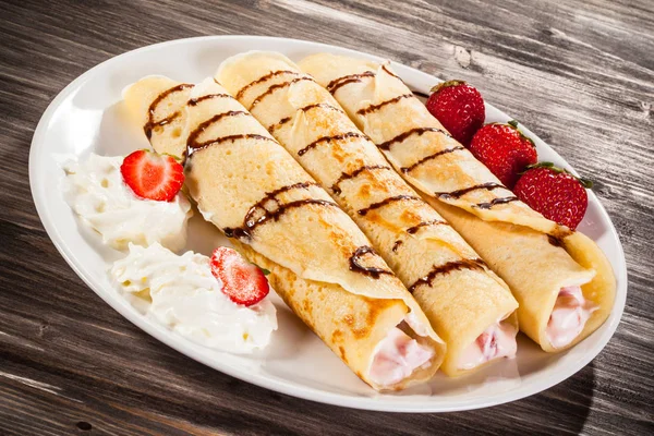 Crepes Con Fresas Crema —  Fotos de Stock