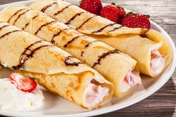 Crepes Med Jordgubbar Och Grädde — Stockfoto