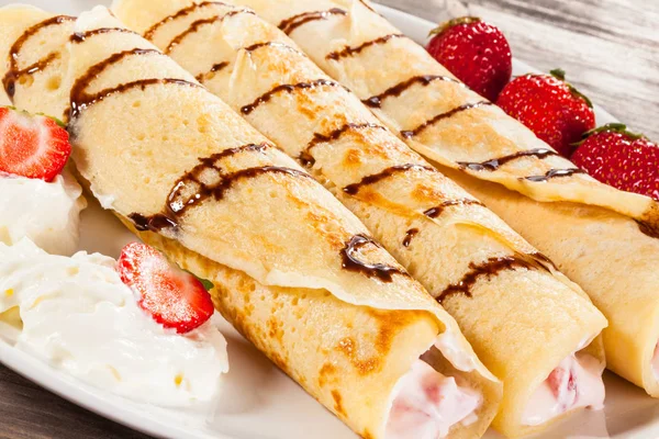 Crepes Med Jordgubbar Och Grädde — Stockfoto