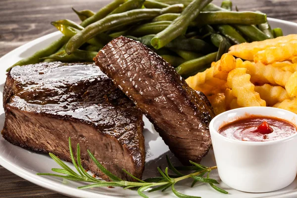 Beefsteak Pommes Und Gemüse — Stockfoto