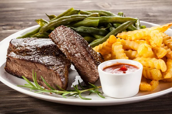 Bife Batatas Fritas Legumes — Fotografia de Stock