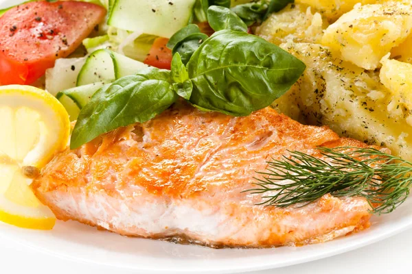 Gebratener Lachs Und Gemüse Auf Weißem Hintergrund — Stockfoto