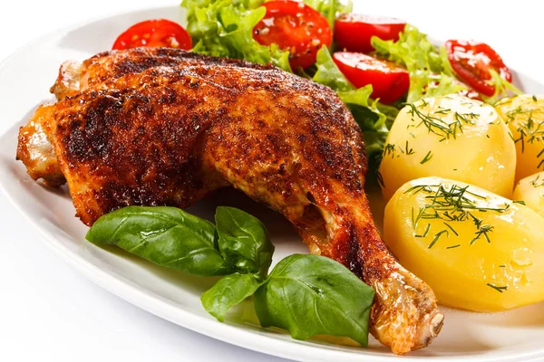 Sült Csirke Láb Főtt Burgonyával Zöldségekkel — Stock Fotó