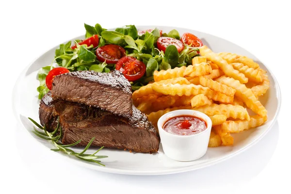 Roston Sült Steak Hasábburgonyával Zöldségekkel Fehér Háttér — Stock Fotó