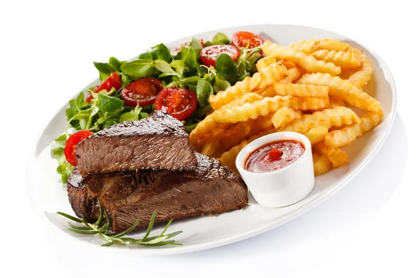 Bife Grelhado Batatas Fritas Legumes Sobre Fundo Branco — Fotografia de Stock