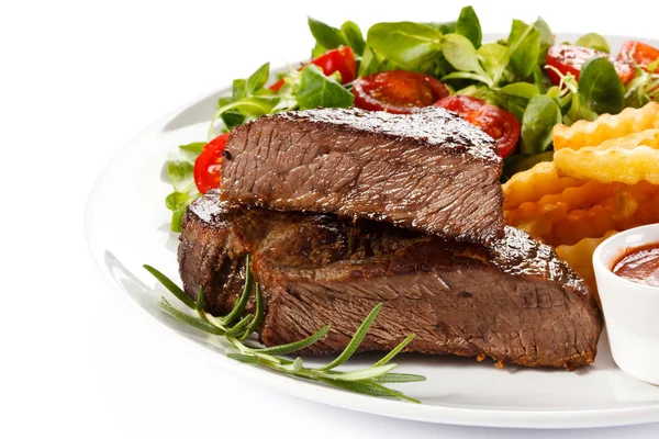 Gegrilltes Steak Pommes Und Gemüse Auf Weißem Hintergrund — Stockfoto