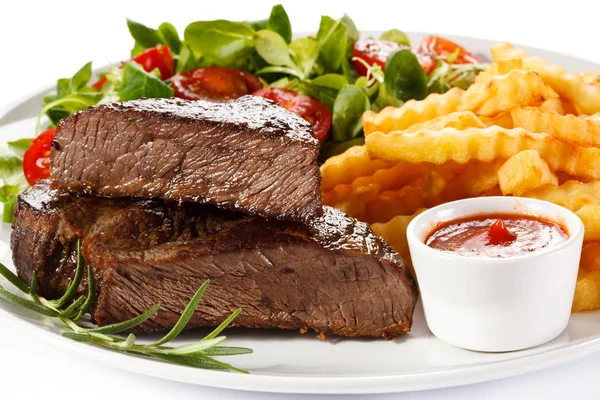 Bife Grelhado Batatas Fritas Legumes Sobre Fundo Branco — Fotografia de Stock