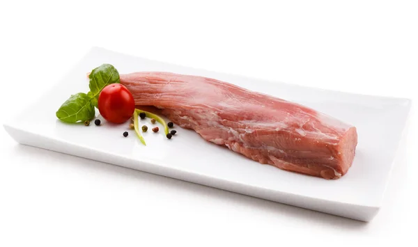 白い背景の上生豚ロース肉 — ストック写真