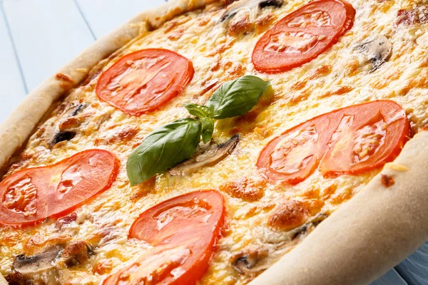 Pizza Auf Holztisch — Stockfoto