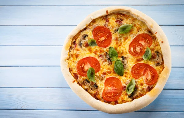 Pizza Auf Holztisch — Stockfoto