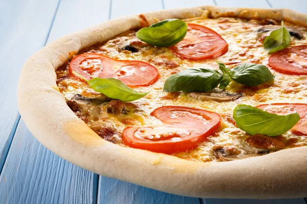 Pizza Fából Készült Asztalon — Stock Fotó