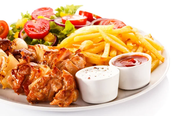 Kebabs Gegrilltes Fleisch Und Gemüse Auf Weißem Hintergrund — Stockfoto