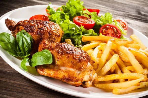 Grilled Chicken Legs Chips Vegetables — Stock Photo, Image