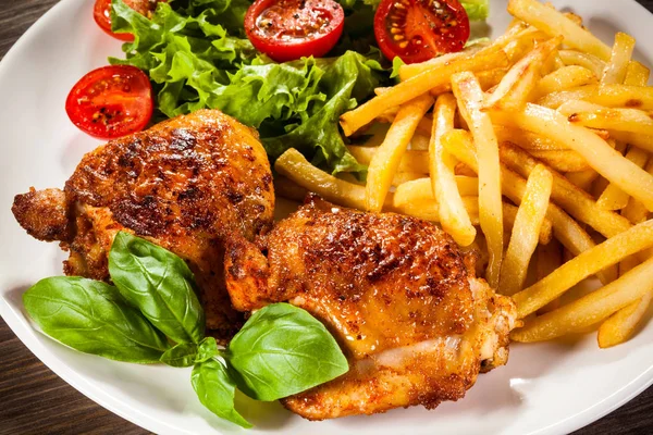 Gambe Pollo Alla Griglia Con Patatine Verdure — Foto Stock