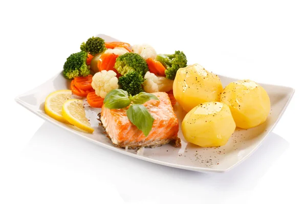 Gegrillter Lachs Gekochte Kartoffeln Und Gemüse — Stockfoto