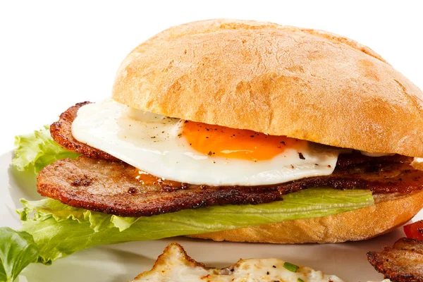 Śniadanie Sandwich Jajkiem Boczkiem Warzywami — Zdjęcie stockowe
