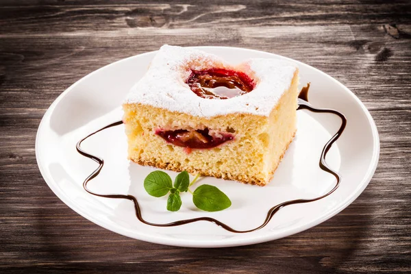 Cake Met Vruchten Houten Achtergrond — Stockfoto