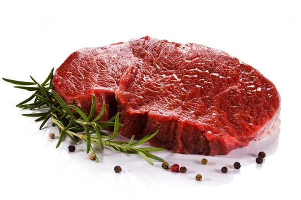 Carne Crua Fresca Sobre Fundo Branco — Fotografia de Stock