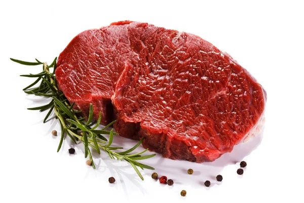 Frisches Rohes Rindfleisch Auf Weißem Hintergrund — Stockfoto