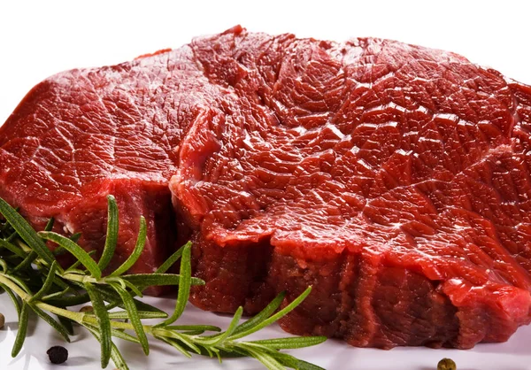 Carne Crua Fresca Sobre Fundo Branco — Fotografia de Stock