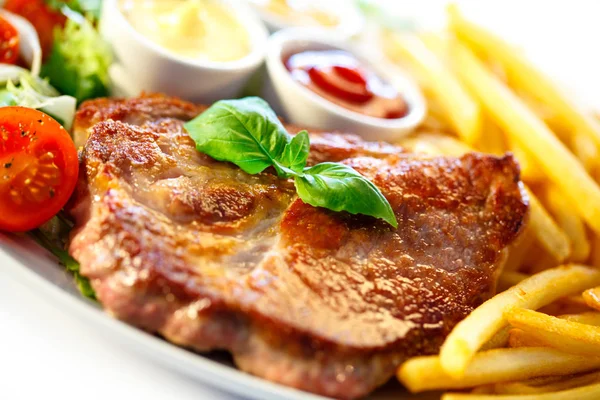 Gegrilltes Steak Mit Pommes Und Gemüse — Stockfoto