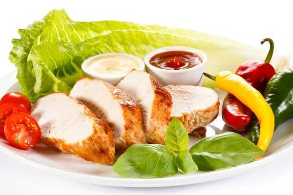 Stekt Kycklingfilé Och Grönsaker Vit Bakgrund — Stockfoto