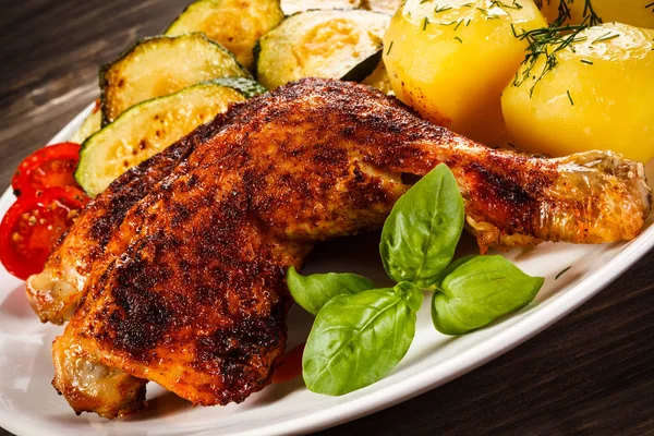 Kaki Ayam Panggang Dengan Kentang Rebus Dan Sayuran — Stok Foto