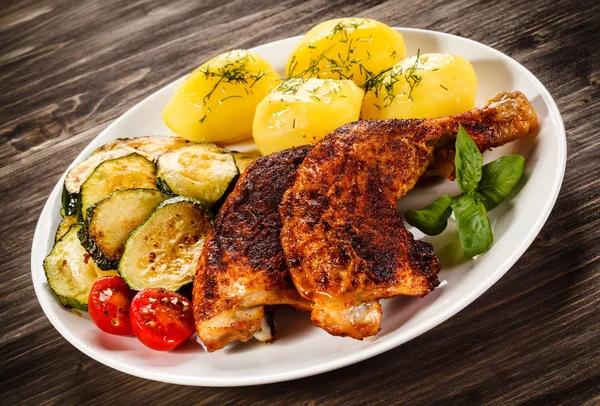 Patata Pollo Parrilla Con Patatas Verduras Hervidas —  Fotos de Stock