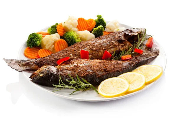 Fischgericht Gebratene Forelle Mit Gemüse — Stockfoto