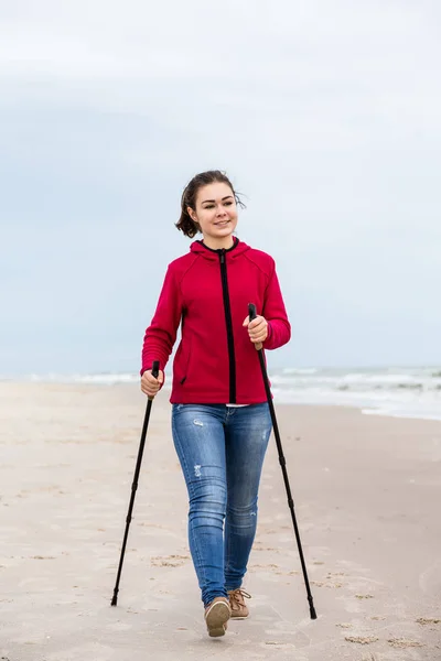 Nordic Walking Giovane Donna Che Allena Sulla Spiaggia — Foto Stock