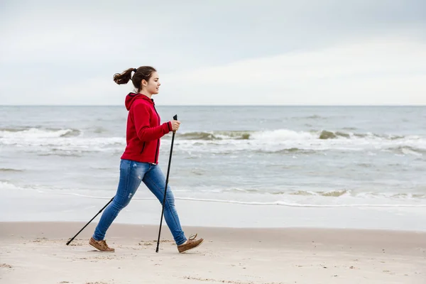 Nordik Yürüyüş Kumsalda Çalışma Dışarı Genç Kadın — Stok fotoğraf