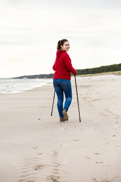 Caminata Nórdica Mujer Joven Haciendo Ejercicio Playa — Foto de Stock