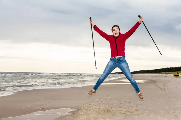 Nordic Walking Młoda Kobieta Plaży — Zdjęcie stockowe