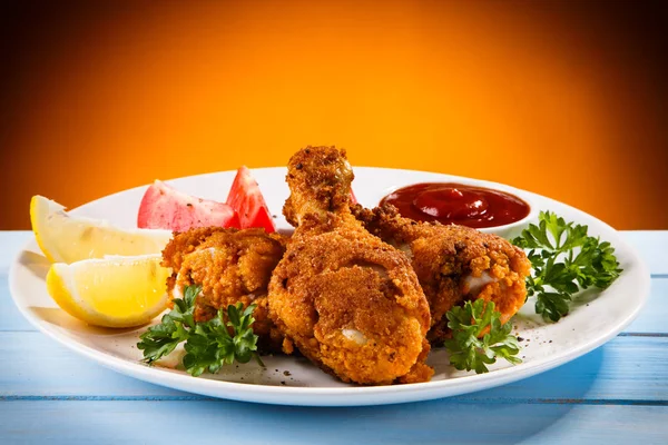 Gebakken Kippenboutjes Met Groenten Houten Tafel — Stockfoto